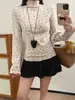 Camiseta de manga longa estilo coreano para outono e inverno para mulheres, com gola alta, estampa floral, design simples de malha tricotada, efeito emagrecedor e silhueta ajustada, perfeita como camada base