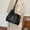 Bolso de mano casual de nicho nuevo, gran capacidad, versátil para el trabajo, color sólido, textura de cuero suave, bolso de hombro para mujer