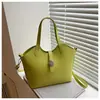 Cesta de Alimentos de Design Vintage de Nicho para Carregar na Mão Novo Estilo 2025 para Mulheres Lenço de Seda Simples para o Dia a Dia Bolsa Grande de Ombro Transversal