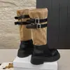 Botas de Motocicleta com Fivela Preta Femininas Quatro Estações para o Dia a Dia Solado Grosso Estilo Retro Novo Botas Longas que Aumentam a Altura Botas com Bloco de Cor Bico Redondo