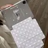Capa Protetora de iPad Tablet Cachorro com Bolinhas Desenho Animado Dobra em Y Pro com Compartimento para Caneta 11ª Geração Rígida 13 polegadas Mini/Air