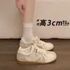 Zapatos casuales versátiles 2026 que aumentan la altura, nuevos zapatos de entrenamiento alemanes retro con cordones, zapatos casuales de otoño para mujer de suela plana en gris y rosa