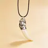 Colgante de Resina Diente de Lobo Collar Audaz para Hombre con Cordón de Cuero Encerado Imitación Diente de Mastín Tibetano Negro Estilo Cabeza de Lobo - Colgante