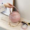 Bolsas 2023 Nueva Popular Bolsa de Fútbol Personalizada Broma Rosa Bolsa de Baloncesto Versátil para Mujer Cadena Ins Bolso Cruzado