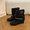 Botas de cano médio estilo coreano com fivela de rebite 2026 para mulheres, outono e inverno, pretas, salto baixo, botas de motociclista doces e estilosas, botas curtas que afinam