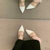 Impresionantes Zapatos de Tacón Alto con Tachuelas Estilo Chanel para Mujer, Mules de Punta Cerrada para Uso en Exteriores, Modernos Sandalias de Punta Fina con Tacón Grueso 2026