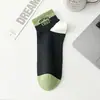 Meias Esportivas Masculinas para Primavera e Verão, Algodão Absorvente de Suor e Resistente a Odores, Estampadas com Letras, Color Block, Meias Modernas de Cano Curto para Homens