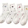 Calcetines gruesos, cálidos, de lana australiana para mujer, con propiedades de retención de calor y bloqueo de temperatura, con estampados de dibujos animados, longitud a media pantorrilla, textura afelpada, estilo versátil y un color blanco lechoso, perfectos para el uso diario.