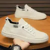 Tênis Flats para Homens Primavera e Verão 2026 Malha Respirável Fly-Knit Tênis Esportivos Confortáveis Tendência Sola Macia Calçados Slip-On para Homens
