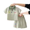 Traje de Verão para Meninos 2025 Novo de Verão Lindo Conjunto de Duas Peças com Manga Curta para Meninos Quatro Tipos de Dinossauro Moda