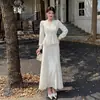 Colección nueva de alta calidad: un conjunto de vestido de dos piezas que presenta un top bordado de encaje calado y una falda, en un color blanco roto liso