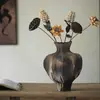 Jarrón de flores irregular estilo chino inspirado en Zen en negro y marrón con un diseño texturizado y angular, adecuado para la entrada de una casa de huéspedes, exhibición de arte con ramas secas, y viene con envío gratuito