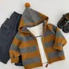 Suéter Listrado Infantil Maibao 2026 Primavera/Outono Novo Estilo Coreano Cardigã de Tricô com Capuz e Zíper Roupas de Outono para Crianças Pequenas