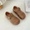 Sapatos de couro infantis, nova coleção outono 2026, sapatos baixos estilo coreano para meninas, modernos e estilosos, adequados para bebês e crianças pequenas, sapatos macios com sola estilo Birkenstock