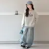 Conjunto de Primavera e Outono para Meninas 2026 Novo Estilo para Meninas Mais Velhas Estilo Coreano Moletom Casual Infantil e Jeans de Perna Larga