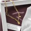 Nova Corrente para Clavícula Moda Leve de Luxo Marca Quadrada com Retrato de Rainha em Aço Titânio Ouro 18K Design de Nicho de Alto Padrão