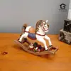 Adorno de Caballo de Madera Navideño Superventas Transfronterizo Seleccionado Cuidadosamente Artesanía Decorativa de Resina Ecológica Adorno de Decoración de Escritorio