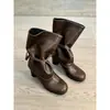 Nova coleção 2026: Botas femininas de cano médio com tiras e saltos grossos, perfeitas para outono e inverno, apresentando um design emagrecedor com detalhes plissados e um visual de salto alto estilo equestre.