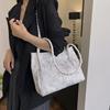 Bolso de gran capacidad, novedad de verano 2024, bolso de hombro de moda con textura de PU, bolso de mano pequeño con mariposas frescas debajo del brazo.