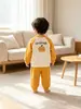 Conjunto de Roupas Novo para Bebê de Primavera Outono Macacão com Capuz para Bebê Saída Meninos e Meninas Conjunto de Duas Peças Infantis Roupas de Outono