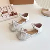 Sandálias fechadas para meninas 2025 primavera e outono novo estilo sapatinhos de pérola com laço sapatos de princesa sapatos de couro pequenos de cristal da moda