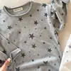 Camiseta Base Versátil Infantil Nova Estampa de Estrela para Primavera e Outono, Camiseta de Manga Longa com Estampa Completa Unissex para Bebê, Top de Algodão Amigo da Pele