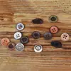 Camisas de serie estilo americano vintage desgastadas con diseño versátil y botones de color óxido plateado y negro