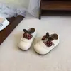 Decoración de colgante de felpa de cereza de dibujos animados, elegante y linda, para zapatos de paseo de niños pequeños, colección primavera/otoño 2026, zapatos pequeños de cuero para niñas