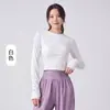 Roupa de yoga feminina, de alta qualidade e moderna, com gola alta, design de meio zíper, alta elasticidade, tecido respirável, adequada para esportes e para evitar o acúmulo de suor, comprimento curto, top de yoga de manga longa
