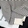 Camisa base listrada para mulheres, malha estilo europeu para outono e inverno, blusa de manga comprida para usar por baixo, suéter pulôver casual solto para usar por cima