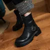 Botas Martin para mujer hechas de cuero de caballo de plena flor, con un tacón medio robusto, acabado teñido y un detalle de cremallera lateral y hebilla, perfectas para otoño e invierno.