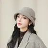 Gorro de lana para otoño e invierno para mujeres de mediana edad y mayores, con un diseño de sombrero tipo cubo estilo Hepburn francés, que ofrece calidez y un look sofisticado y vintage.