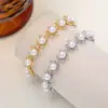 Elegante pulsera de cobre puro con flores y pétalos de perla para mujer, diseño de nicho de alta gama para verano con detalles de perlas redondas