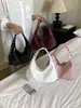 Bolsa de ombro grande com tachas para mulheres, novo estilo coreano 2026, bolsa de axila casual e moderna para saídas diárias