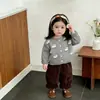 Conjunto de Cardigan de Tricô Fofo para Meninas Estilo Coreano de Início de Primavera, Suéter Versátil com Bordado Estiloso para Bebês de Primavera e Outono, Jaqueta Tendência