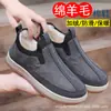 Sapatos de Tecido Velho de Pequim de Inverno 2025, Sapatos de Algodão para Homens com Forro de Lã, Quentes, Antiderrapantes, Slip-On, Sapatos de Pai, Botas de Neve de Lã de Ovelha