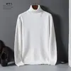 Suéter liso de cuello alto para hombre con tejido denso para mayor calidez, perfecto para usar en capas en otoño e invierno.; presenta alta elasticidad y un diseño de jersey