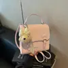 2026 Nuevo Estilo Femenino Bolso Cuadrado Pequeño con Solapa Tejida Bolso de Mano con Colgante de Oso Pequeño y Lazo Se Puede Llevar Cruzado Mini