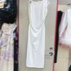Vestido Nanyou Europeu e Americano Vietnamita Nicho com Detalhes em Metal Incrustado, Cintura Assimétrica e Franzido, Sem Mangas