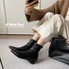 Botas finas elásticas de bico fino retrô minimalistas francesas femininas 2025 outono e inverno novo temperamento versátil zíper traseiro botas curtas