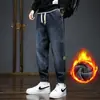Jeans con Forro de Felpa Engrosados Novedad Otoño e Invierno para Hombre Estilo Coreano Holgado de Moda Versátiles Pantalones de Otoño Marca de Tendencia