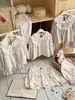 8035 Conjunto de Pijama de Outono para Meninas 2026 Novo Roupa de Casa Infantil de Manga Longa e Calça Comprida com Gola de Renda de Camada Dupla