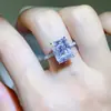 Anel de Moissanita Vermelha Redine de 5 Quilates Clássico Europeu e Americano Totalmente Diamantado Feminino Quadrado Longo Moisan Feminino Venda Quente Transfronteiriça Novo
