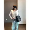 Sencillo y elegante, este suave y elástico top de punto de algodón presenta un corte holgado, color liso, diseño elástico de pierna recta, una pequeña abertura y un escote en V con línea de hombro normal.