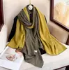 Novo Lenço Longo de Algodão Estilo Japonês com Cor Degradê e Patchwork Contrastante, Lenço de Algodão e Linho para Mulheres, Xale Versátil Confortável Casual para Outono e Inverno