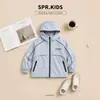 Conjunto deportivo de otoño para niños: un conjunto de tres piezas para niños, que incluye una chaqueta con capucha, una camisa polo estampada y pantalones jogger de corte holgado