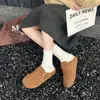 Sapatos femininos versão couro de vaca outono e inverno novo estilo europeu bico redondo couro fosco fivela de lã e pelo sola grossa chinelos de bico fechado