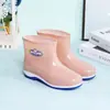 Botas de chuva grossas femininas para adultos até o meio da panturrilha, botas de água femininas da moda de verão com pelúcia até a panturrilha, botas de chuva femininas antiderrapantes, sapatos femininos impermeáveis