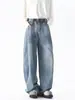 Pantalones de mezclilla de corte holgado para hombre, con diseño de patchwork, dobladillo curvo, estilo americano, diseño versátil, caída relajada y silueta de pierna ancha moderna, perfectos para otoño