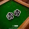 Pendientes de Flor Tachonados de Diamantes Simples de Aguja Plateada, Pendientes de Lujo Ligero de Nicho de Gama Alta, Accesorios para Orejas Elegantes Versátiles de Moda al por Mayor para Mujeres